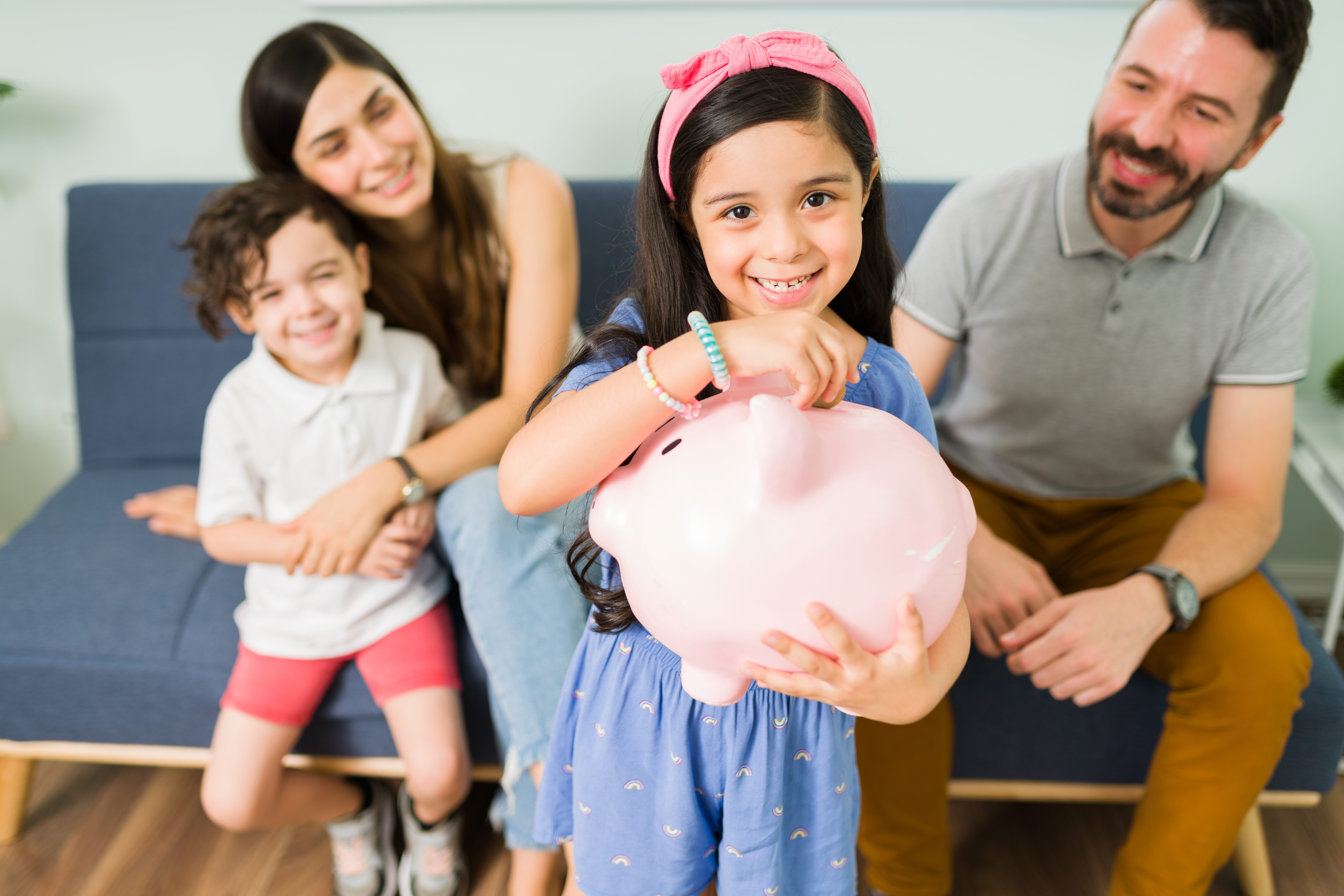 Família economizando